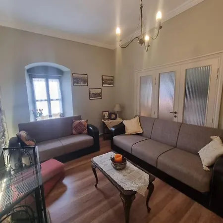 ελιά παραδοσιάκο σπίτι στην