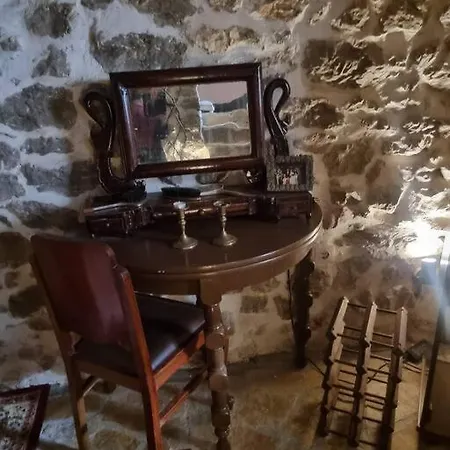 ελιά παραδοσιάκο σπίτι στην Βίλα *