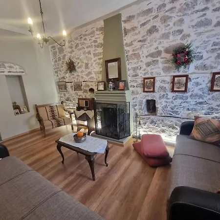 ελιά παραδοσιάκο σπίτι στην Αμφίκλεια