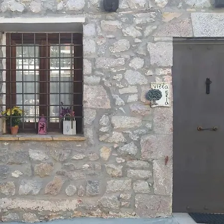 ελιά παραδοσιάκο σπίτι στην *