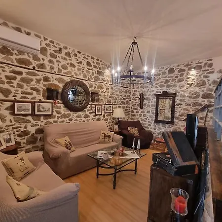 ελιά παραδοσιάκο σπίτι στην