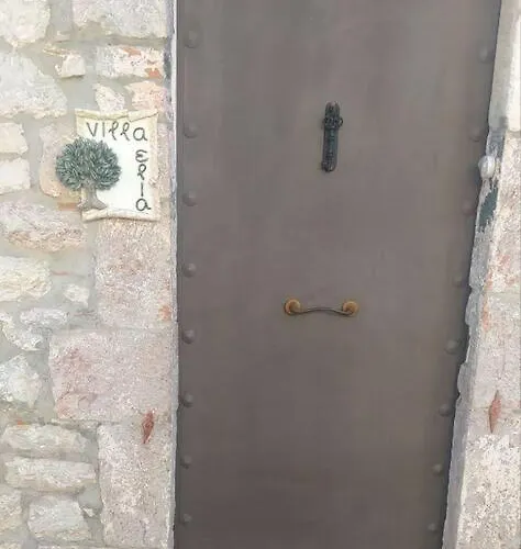 ελιά παραδοσιάκο σπίτι στην Βίλα Αμφίκλεια