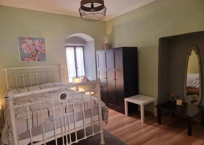 ελιά παραδοσιάκο σπίτι στην * Αμφίκλεια