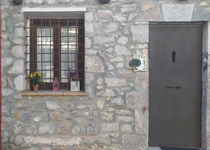 ελιά παραδοσιάκο σπίτι στην *