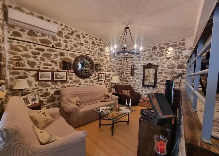 ελιά παραδοσιάκο σπίτι στην