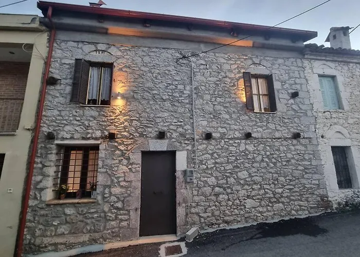 ελιά παραδοσιάκο σπίτι στην Αμφίκλεια